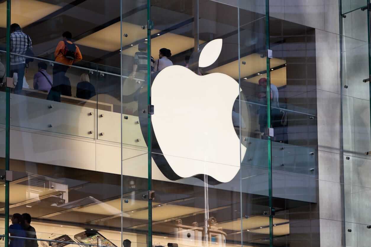 Logotipo de Apple Inc en Apple Store - por PhillDanze vía iStock